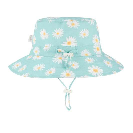 Light blue sun hat with white daisy pattern on a white background